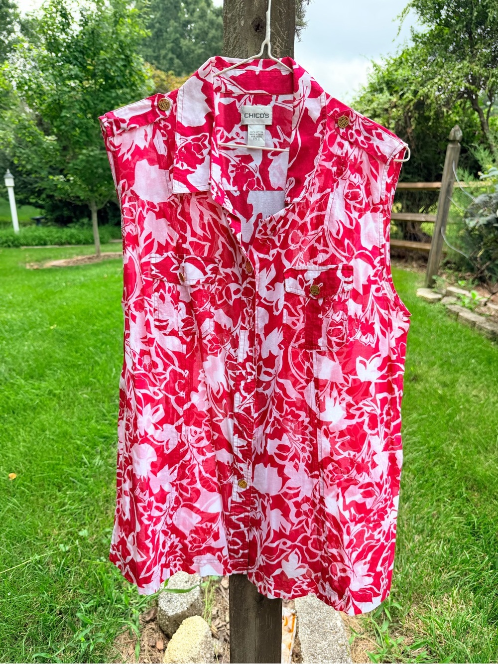 Chico's Red & White Floral Button-Front Sleeveless Shirt